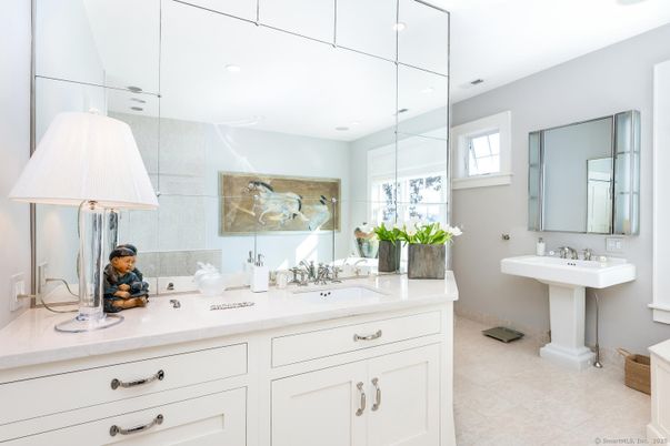 Bathroom, Dual Sink Vanities, Interior, Recessed Lighting