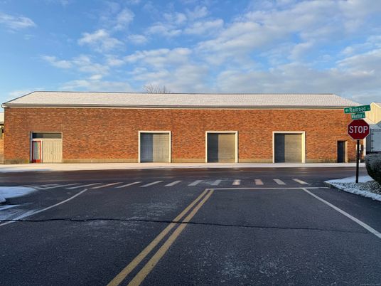 Exterior, Facade, Brick Facade, Georgian