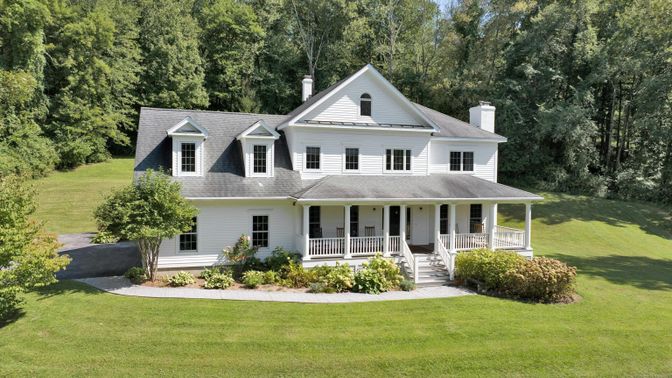Exterior, Facade, Farmhouse
