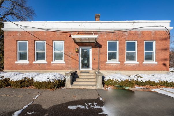 Exterior, Facade, Brick Facade, Georgian