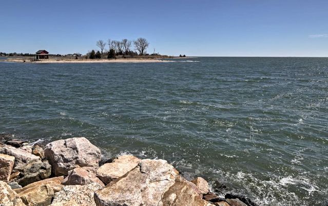 Exterior, Lake