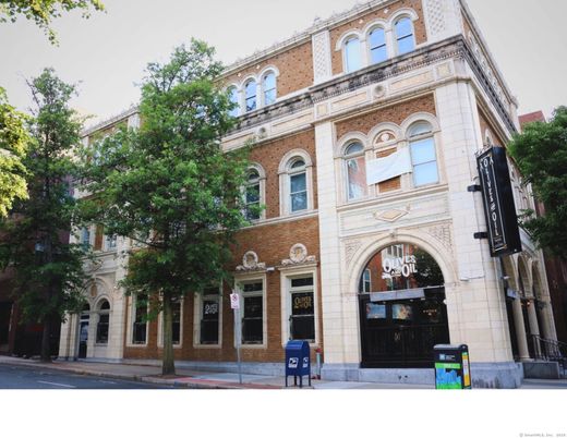 Exterior, Facade, Brick Facade, Rowhouse