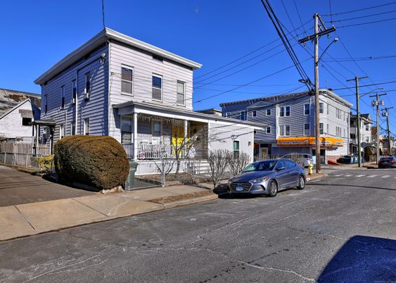 Attached, Exterior, Facade, Queen Anne Victorian