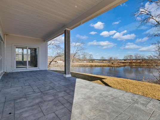 Exterior, Lake