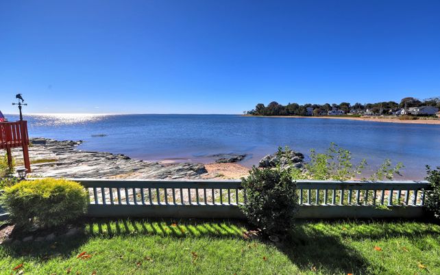 Exterior, Lake