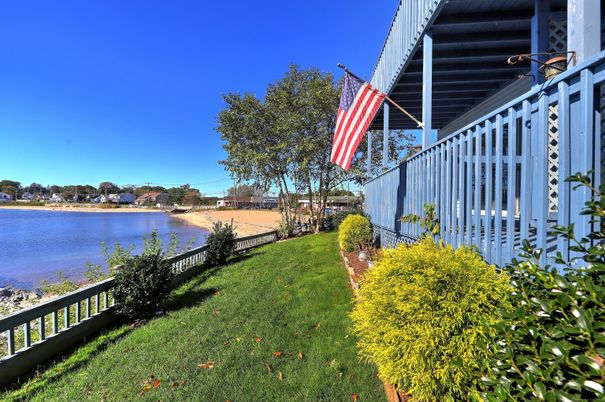 Exterior, Lake