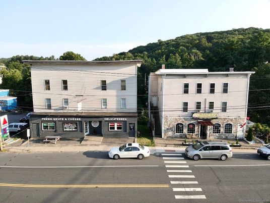 Exterior, Facade, Rowhouse