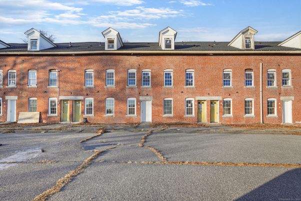 Exterior, Facade, Brick Facade, Georgian