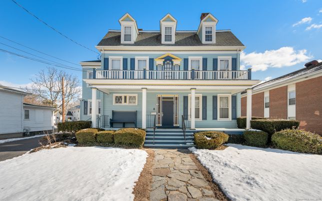 Exterior, Facade, American Foursquare