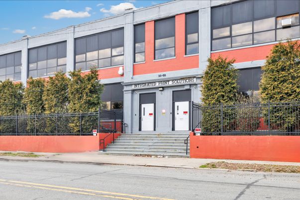 Exterior, Facade, Modern