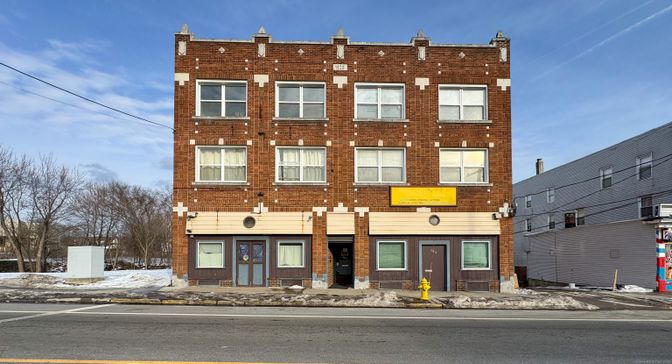 Exterior, Facade, Rowhouse