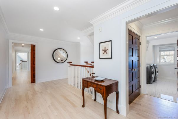 Interior, Recessed Lighting, Washer, Wood Texture Flooring