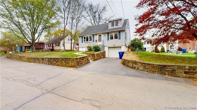 Attached, Exterior, Facade, Cape Cod