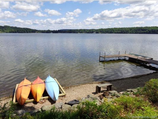 Exterior, Lake
