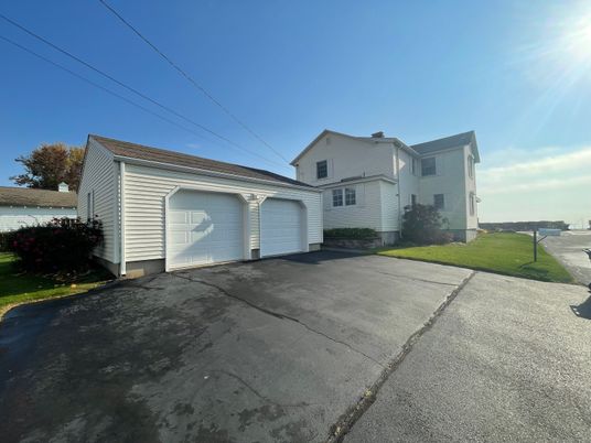 Attached, Exterior, Facade, Cape Cod