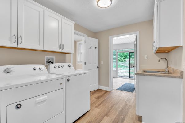 Interior, Utility Closets, Washer, Wood Texture Flooring