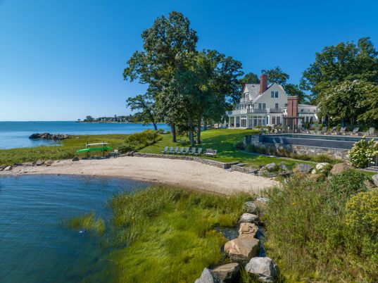 Exterior, Lake