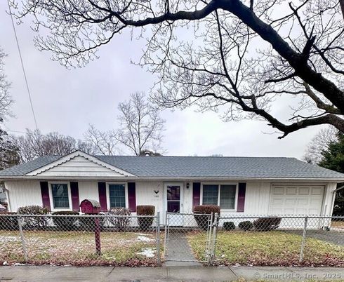 Attached, Exterior, Facade, Ranch
