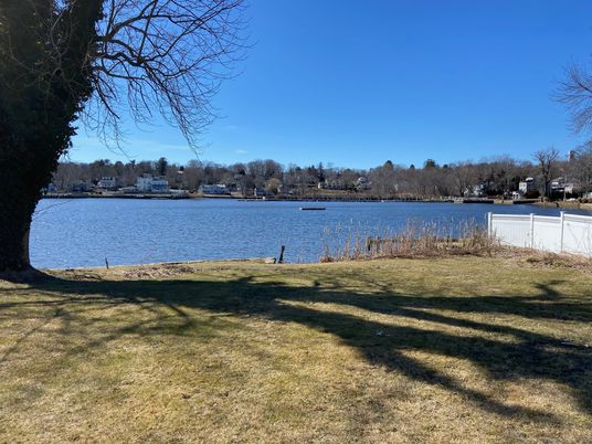Exterior, Lake