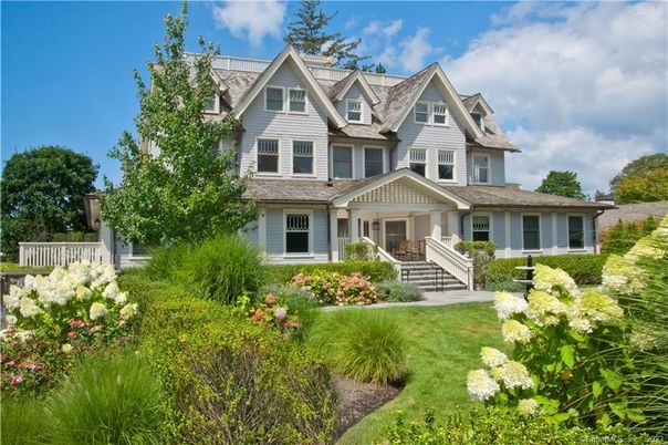 Exterior, Facade, Queen Anne Victorian