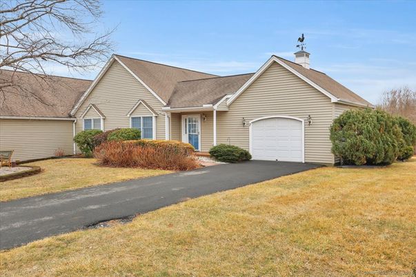 Attached, Exterior, Facade, Ranch