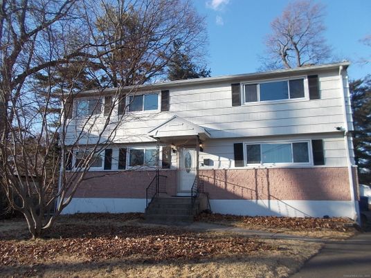 Exterior, Facade, Split Level