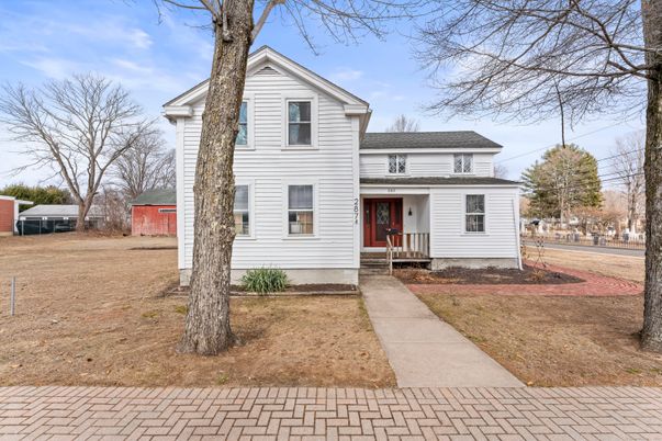 Exterior, Facade, Farmhouse