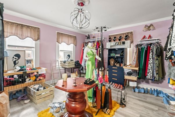 Interior, Pendant Lights, Walk-in Closets, Wood Texture Flooring