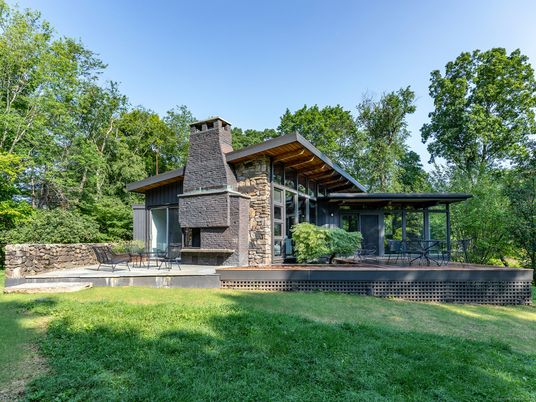 Backyard, Exterior, Facade, Brick Facade, Fireplace, Modern