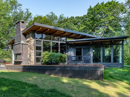 Backyard, Exterior, Facade, Brick Facade, Modern