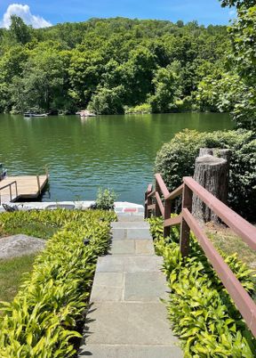 Exterior, Lake