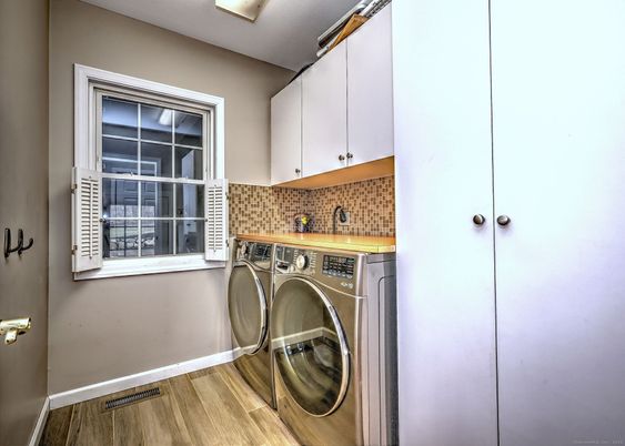 Interior, Washer, Wood Texture Flooring