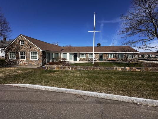 Exterior, Facade, Ranch