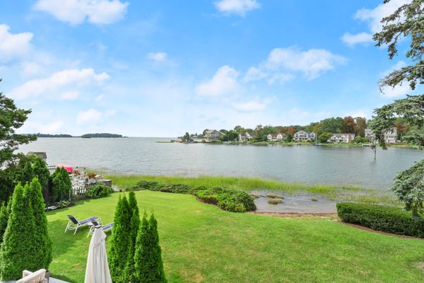 Exterior, Lake