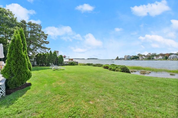 Exterior, Lake