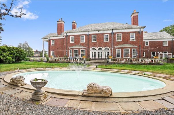 Exterior, Facade, Brick Facade, Pool, Georgian