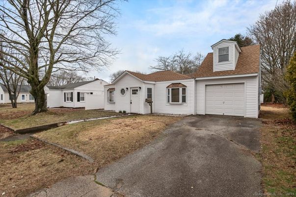 Attached, Exterior, Facade, Cape Cod