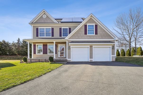 Attached, Exterior, Facade, Solar Panels, American Craftsman