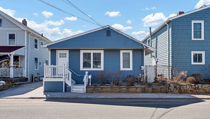 Exterior, Facade, Queen Anne Victorian