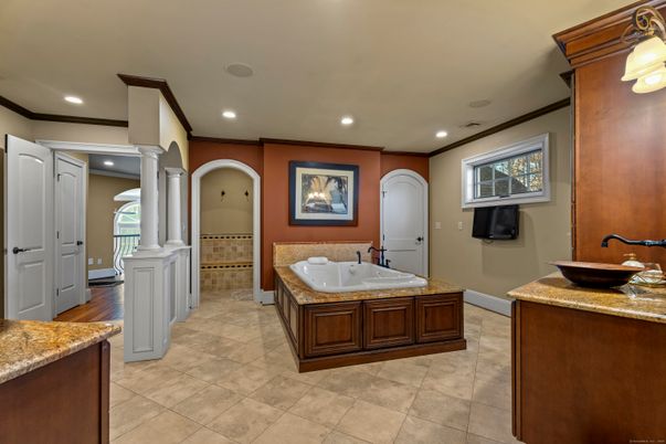Bathroom, Dual Sink Vanities, Interior, Recessed Lighting