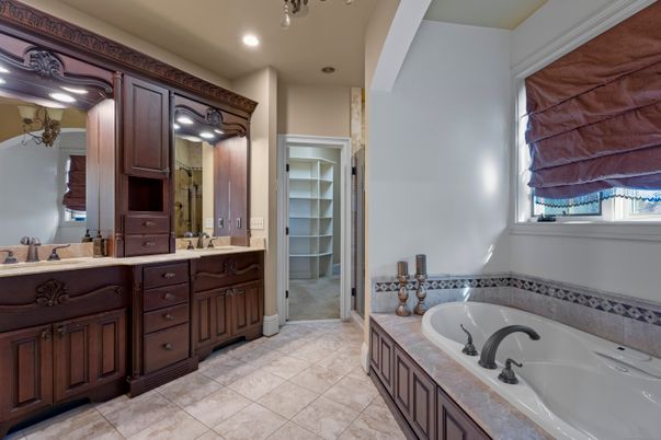 Bathroom, Dual Sink Vanities, Interior, Recessed Lighting
