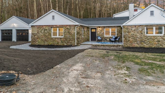 Attached, Exterior, Facade, Ranch