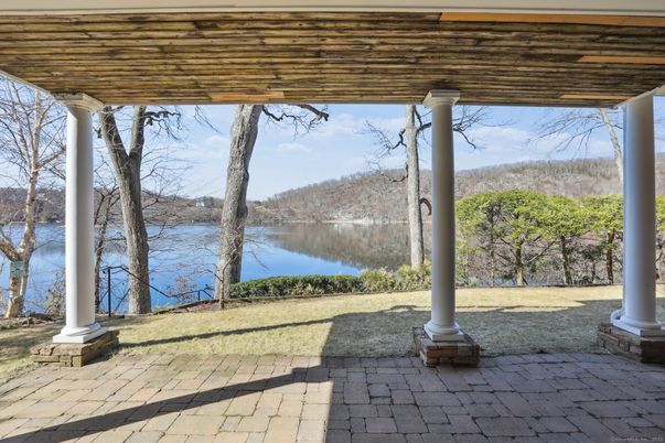 Exterior, Lake