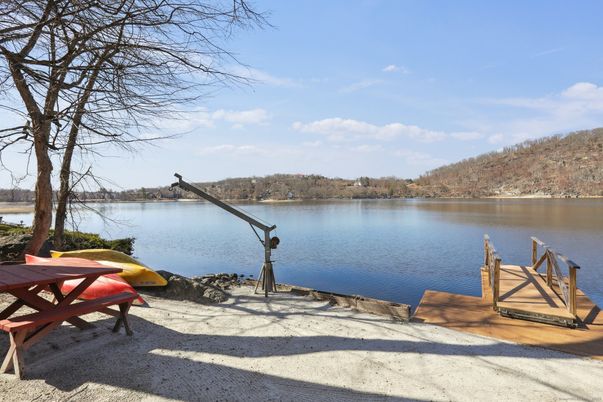 Exterior, Lake
