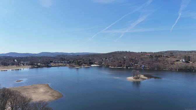 Exterior, Lake