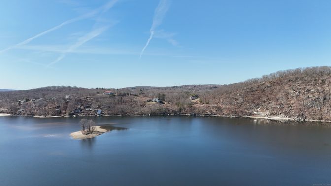 Exterior, Lake