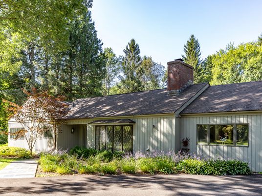 Exterior, Facade, Ranch