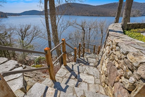 Exterior, Lake