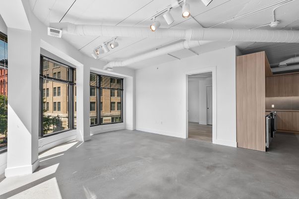 Empty room, Interior