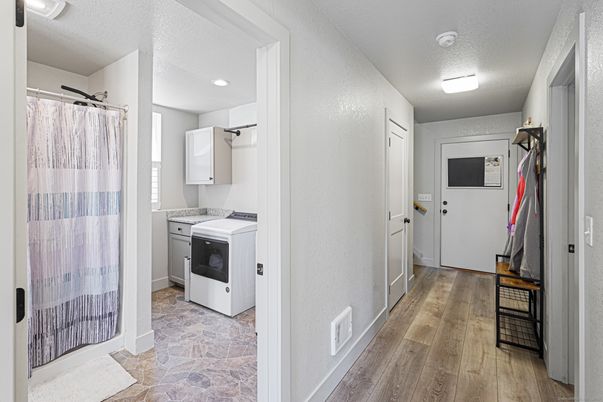 Interior, Recessed Lighting, Washer, Wood Texture Flooring